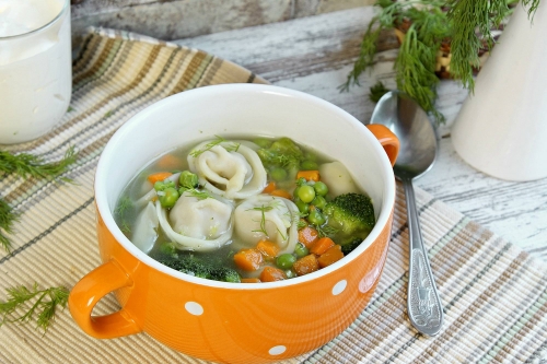 Овощной суп с пельменями