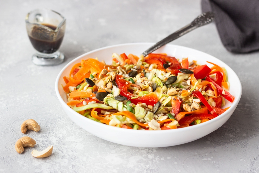 овощной салат с кешью. Salat s percem i keshyu 500%D1%85350. овощной салат с кешью фото. овощной салат с кешью-Salat s percem i keshyu 500%D1%85350. картинка овощной салат с кешью. картинка Salat s percem i keshyu 500%D1%85350. Ввиду своей экзотичности орехи кешью не так популярны, как арахис или, скажем, грецкие, но это даже хорошо – вкус не приедается, а значит, продукт можно использовать для приготовления разных кулинарных изысков. Особенно удачно орешки вписываются в концепции легких закусок, придавая неповторимое своеобразие салатам из простых и привычных всем продуктов.