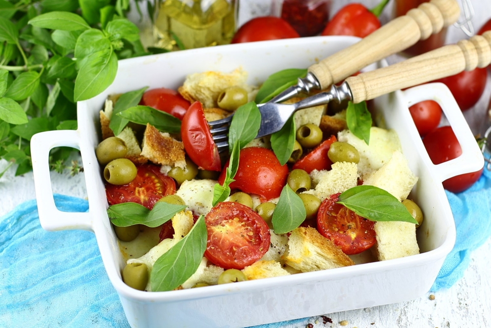 Теплый салат с помидорами, брынзой и оливками