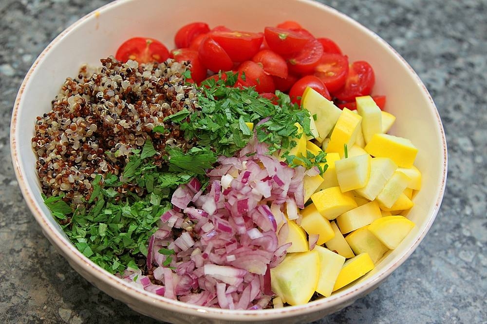 Салат из овощей калории. Заправка для салата с киноа. Овощной салат калорийность. Салат из свежих овощей калорийность.