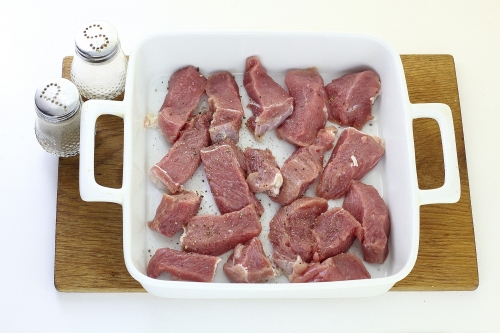 Вкусная говядина куском в духовке - классический рецепт с фото