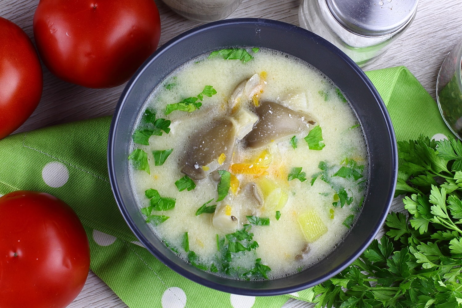 Суп с грибами и плавленным сыром картофелем. Вешенки суп. Суп с вешенками. Суп из вешенок. Сырный суп с вешенками.