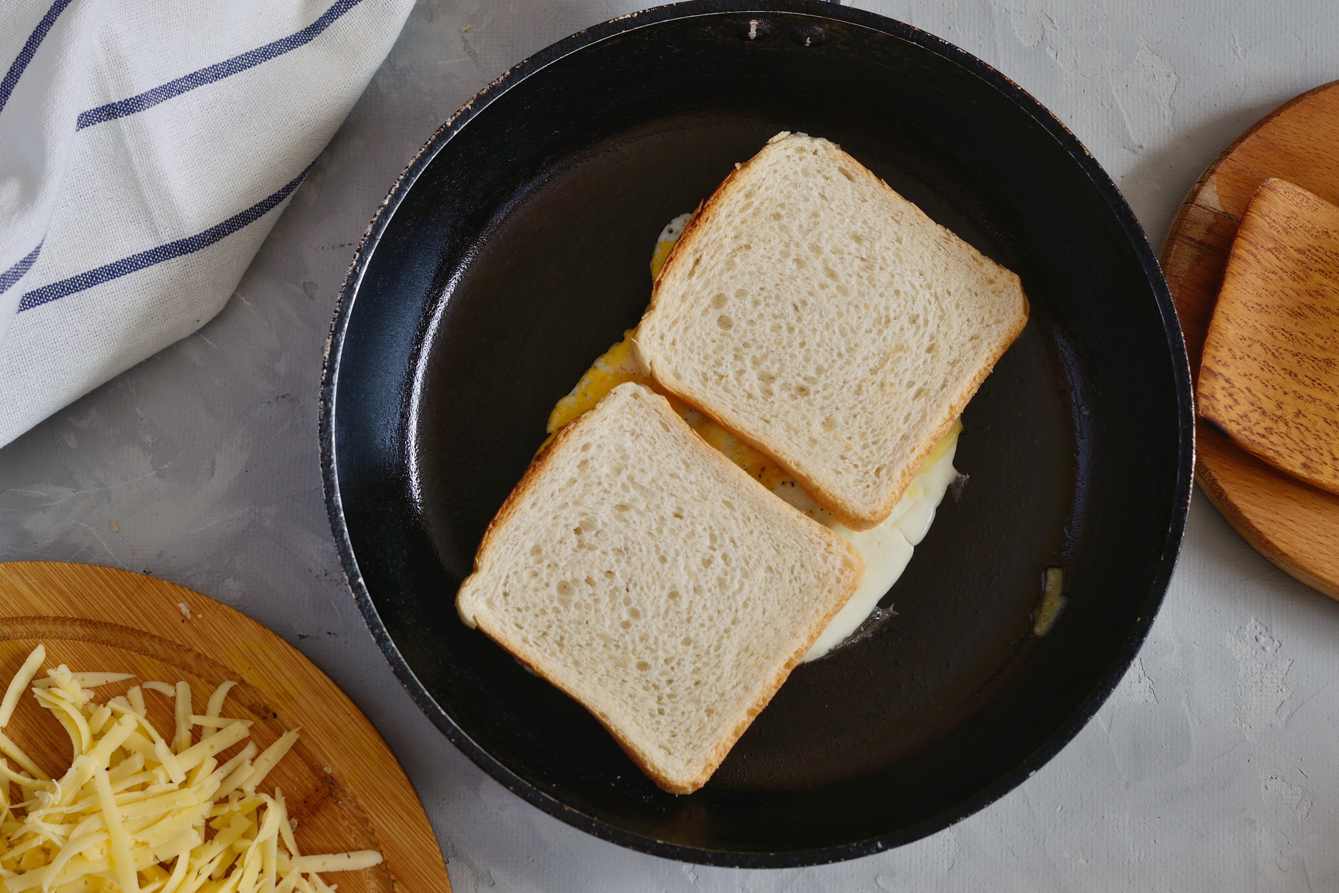 Сэндвич из хлеба и яйца на сковороде