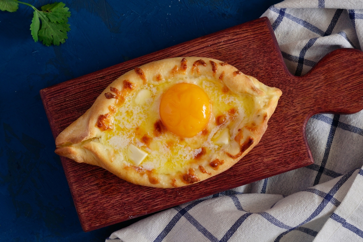 рецепт аджарского хачапури с сыром и яйцом рецепт с фото в духовке с тягучим сыром | Дзен