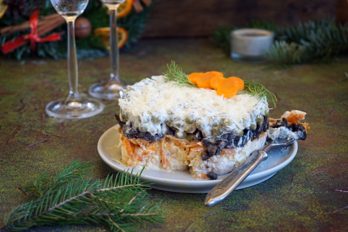 Салат с курицей и маринованными грибами на Новогодний стол