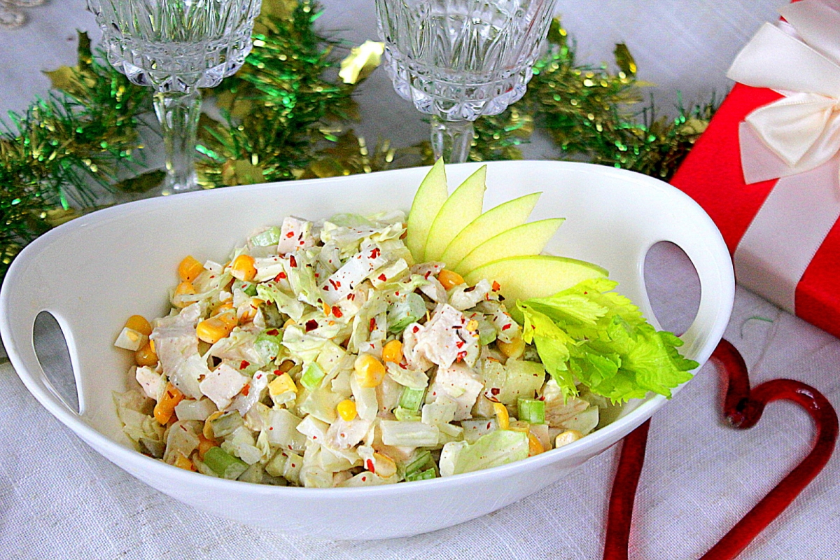 Салат с куриной грудкой, маринованными огурцами и сельдереем