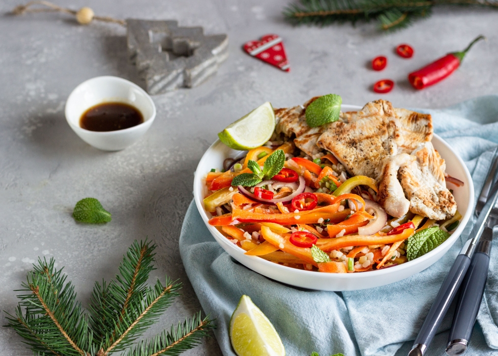 Новогодний салат с курицей, рисом и овощами