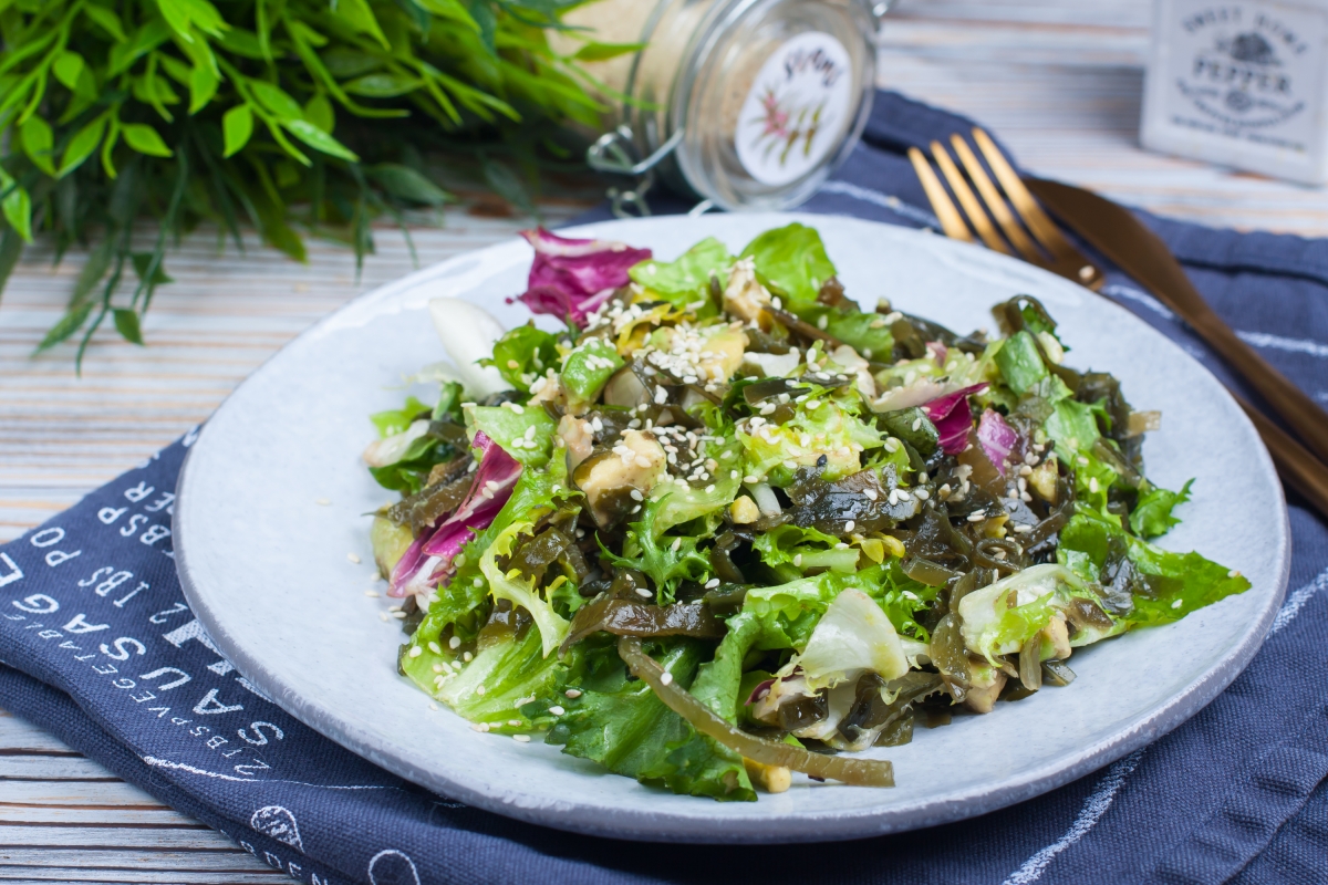 Салат с морской капустой и крабовыми палочками: рецепт | Меню недели