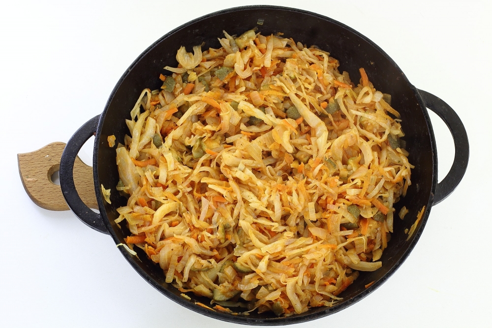 Кабачки тушеные на сковороде: рецепт с капустой, колбасой, морковкой и луком