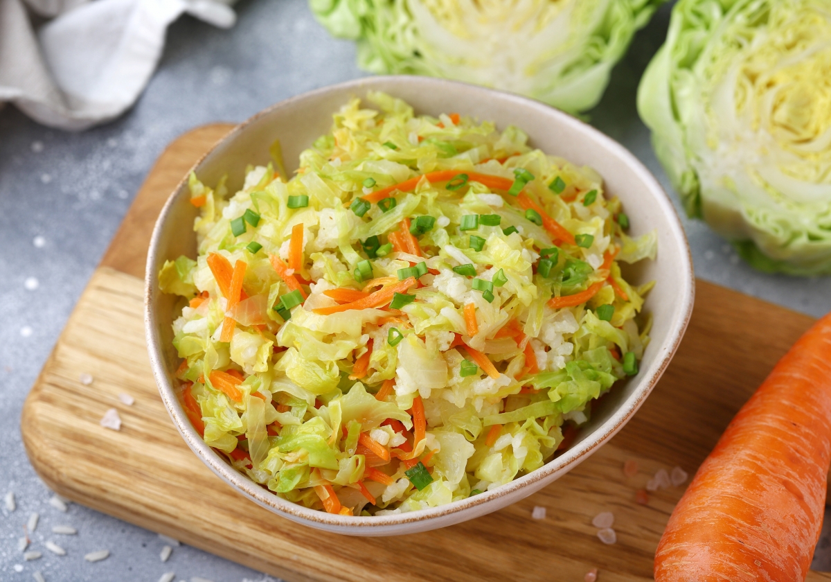 Видео к рецепту «Тушёная капуста с картошкой и сосисками на сковороде»
