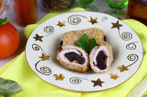 Свинина, запеченная рулетами с черносливом в духовке: рецепт с фото пошагово