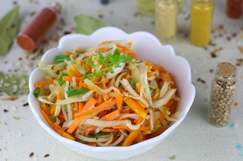 1. Слоеный салат с копченой курицей, корейской морковью и огурцом