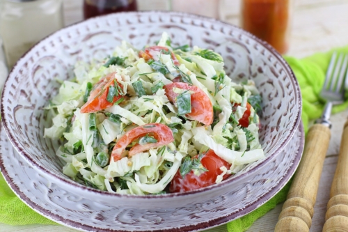 Салат с пекинской капустой, помидорами и зеленым луком