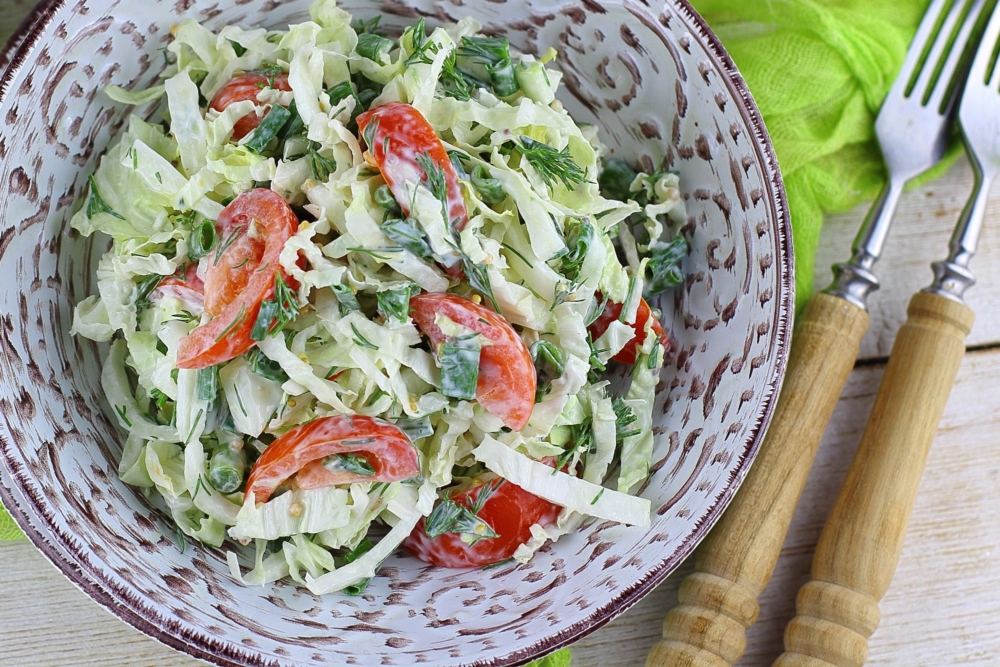 Салат с ореховым соусом и пекинской капустой рецепт