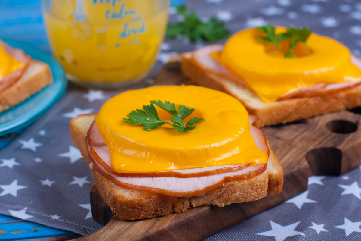 Бутерброды с сыром и ананасами — рецепт с фото