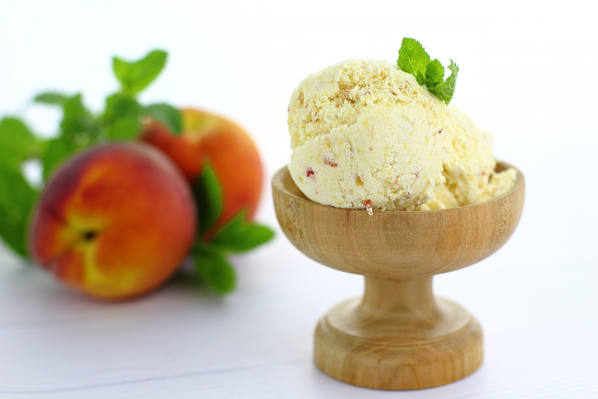 Йогуртовое мороженое с персиками