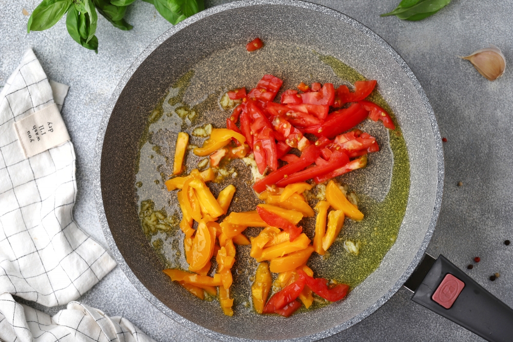 Паста с цукини и помидором , пошаговый рецепт на 156 ккал, фото, ингредиенты - olgalina