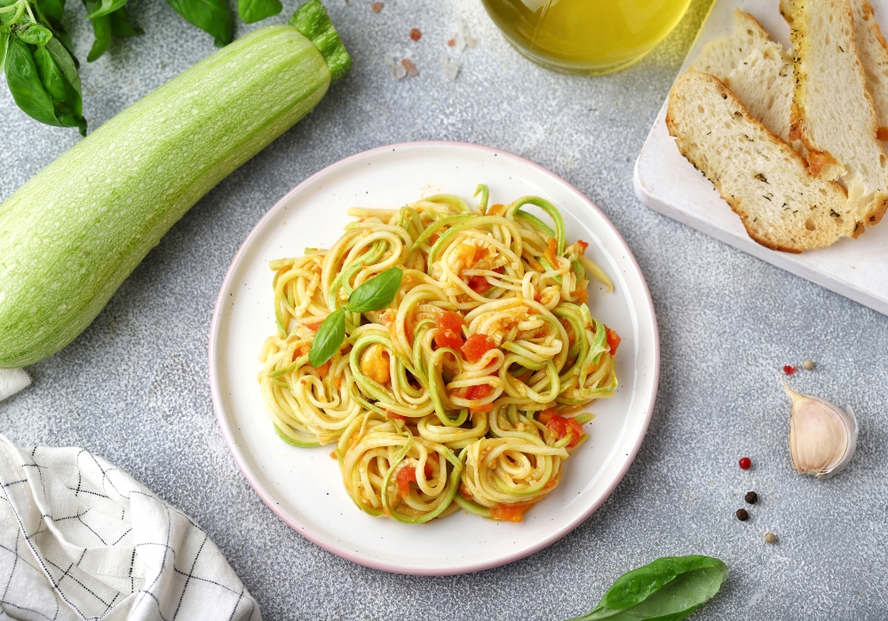 Спагетти из кабачка с помидорами &#8211; низкокалорийное блюдо