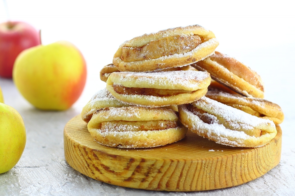Творожное печенье с маслом. Печенье с яблоками. Творожно-яблочное печенье. Твороженое печенье с яблоком. Печенье с творогом и яблоками.