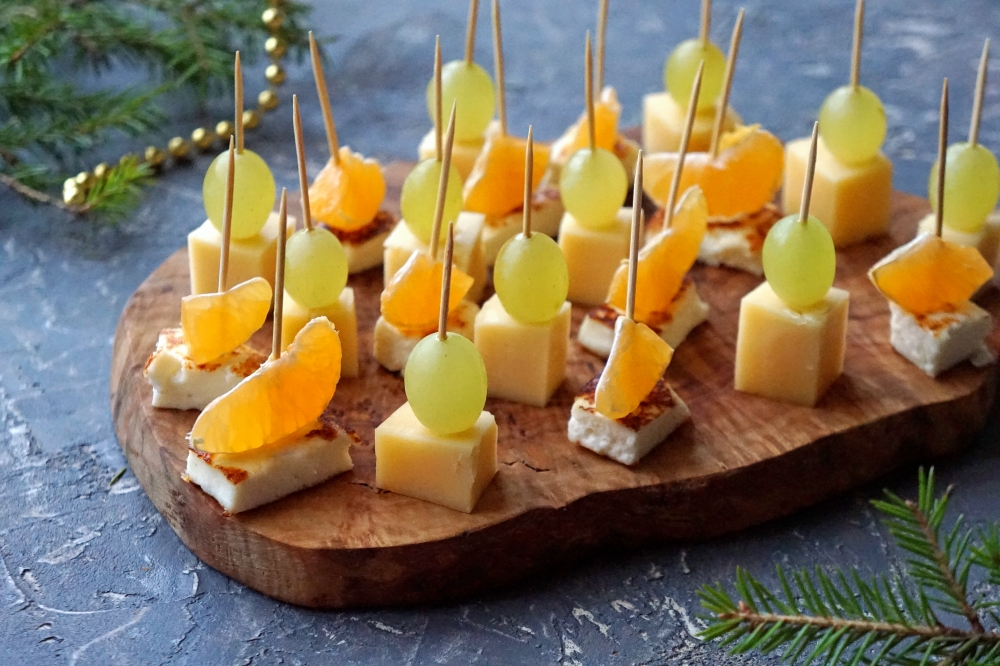 Канапе с сыром и фруктами: новогодний рецепт