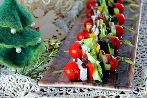 Новогодний греческий салат на шпажках