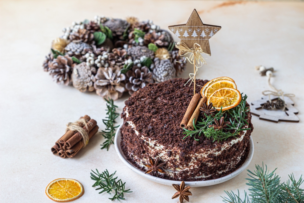 медовый торт с апельсином. SHokoladnyj medovik s apelsinovym kremom 500%D1%85350. медовый торт с апельсином фото. медовый торт с апельсином-SHokoladnyj medovik s apelsinovym kremom 500%D1%85350. картинка медовый торт с апельсином. картинка SHokoladnyj medovik s apelsinovym kremom 500%D1%85350. Медовик – любимый для большинства сладкоежек торт из детства. Давайте отойдем от классики и приготовим на Рождество шоколадный медовик с заварным апельсиновым кремом. Такой рождественский торт непременно станет главным украшением вашего стола!