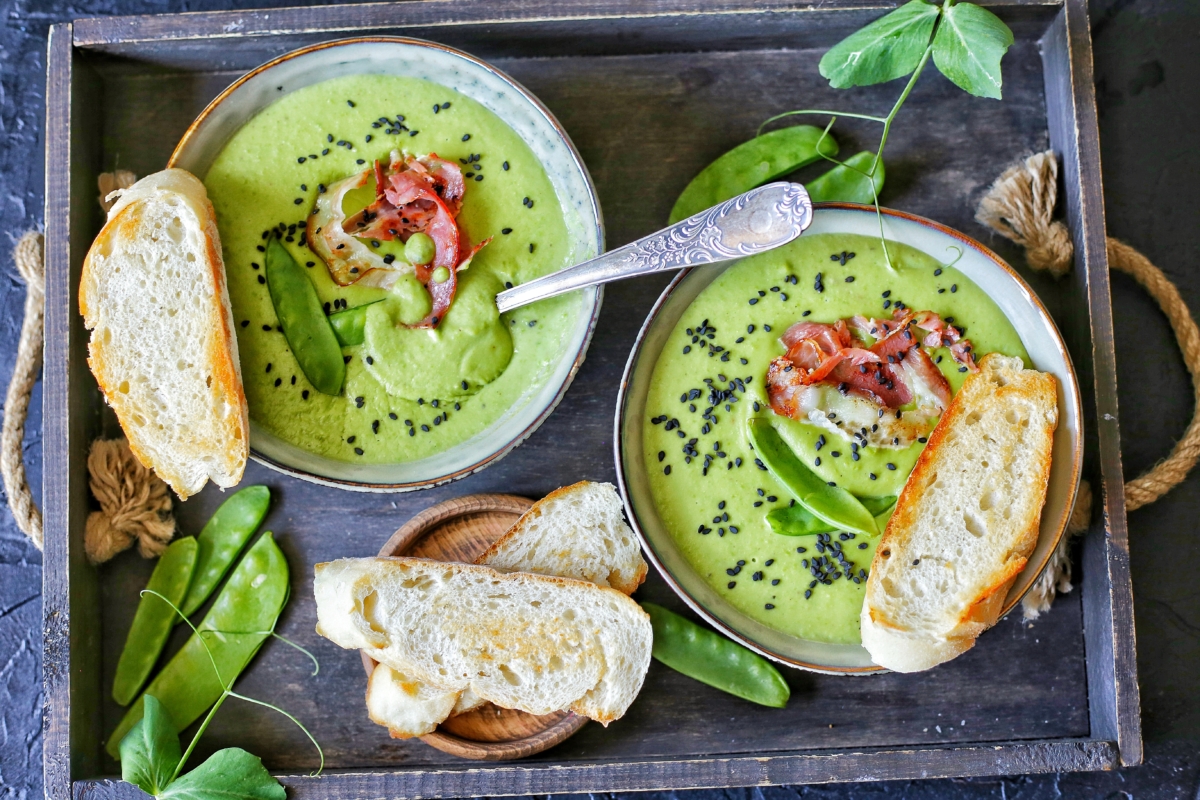 Легкий крем-суп с зеленым горошком, сливками и мятой