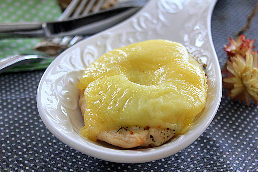 Куриное филе в духовке с ананасами и сыром