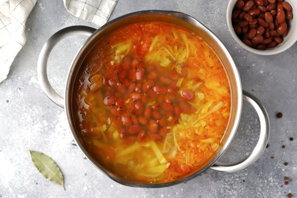 Щи с фасолью. Щи с фасолью консервированной. Щи из свежей капусты с фасолью консервированной. Щи с фасолью консервированной в томатном соусе и капустой. Щи с фасолью консервированной в собственном соку без мяса.