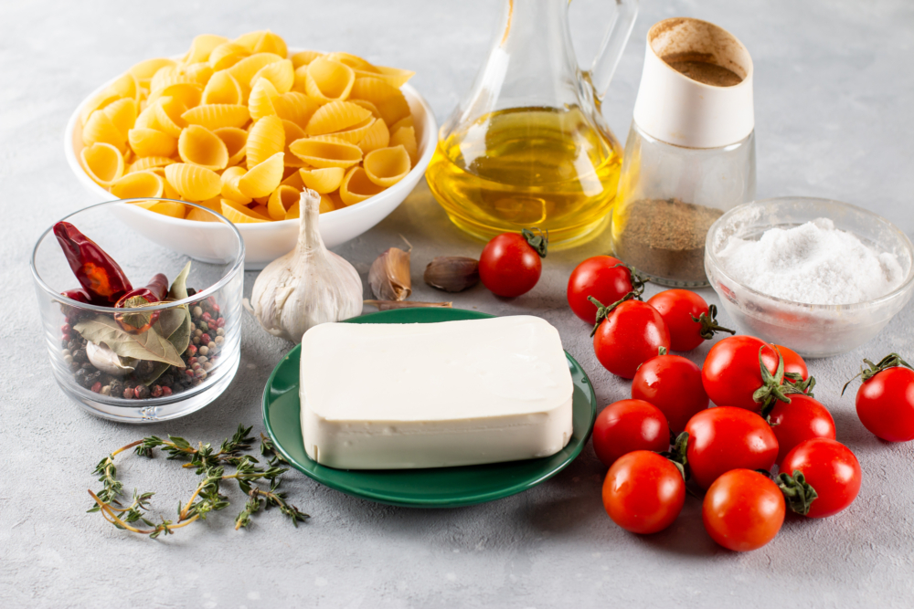 Pasta s zapechjonnoj fetoj i pomidorami cherri ingredienty