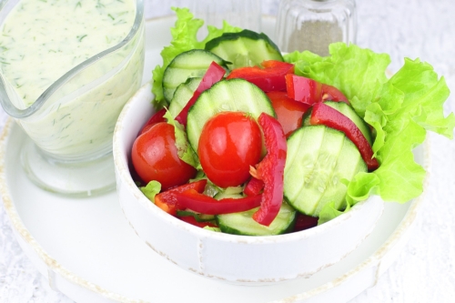 Зеленый салат с помидором и огурцом