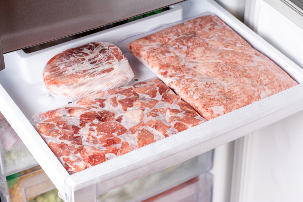 Почему нельзя размораживать. Вытащить мясо из морозилки. Frozen meat. Почему нельзя размораживать мясо в микроволновке.