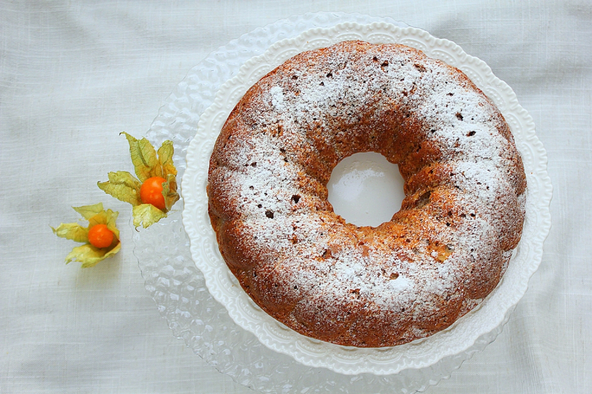 Постный пирог с яблоками и орехами