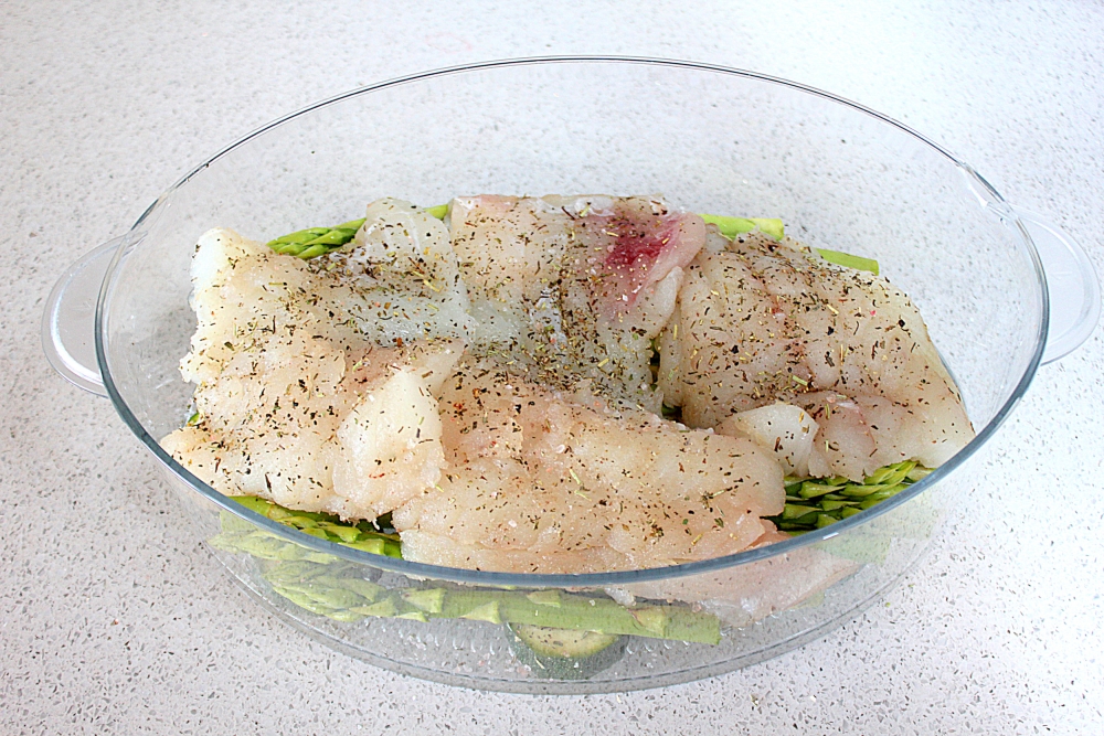 Рыба треска на пару в сырно-сметанном соусе