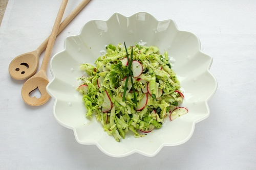 Свежий салат с редисом, капустой и зеленой заправкой