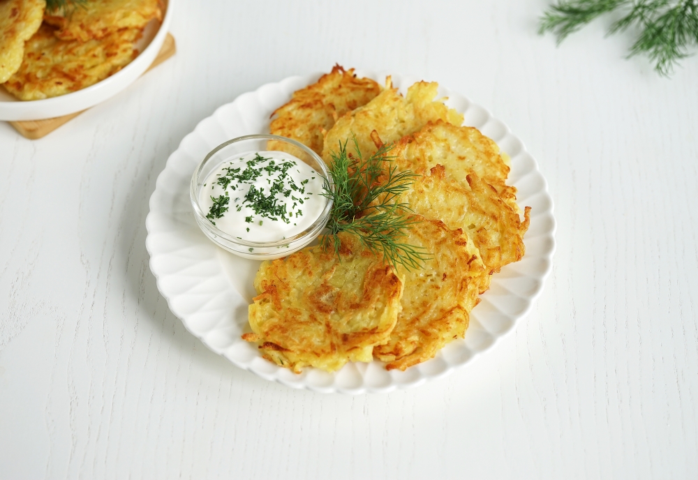 Картофельные драники с сыром — рецепты на сковороде и в духовке