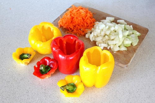 Квашеный перец, фаршированный овощами