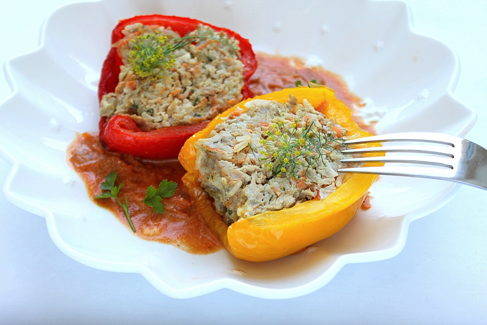 Фаршированный перец с рисом и овощами — рецепт с томатной подливкой (без мяса)