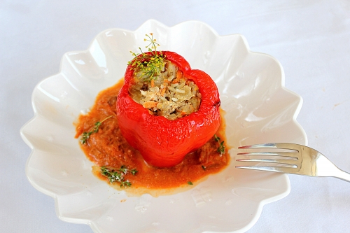 Перец, фаршированный мясом и рисом, на сковороде