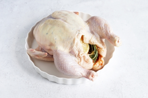 Курица, запеченная в духовке целиком с хрустящей корочкой — лучшие рецепты