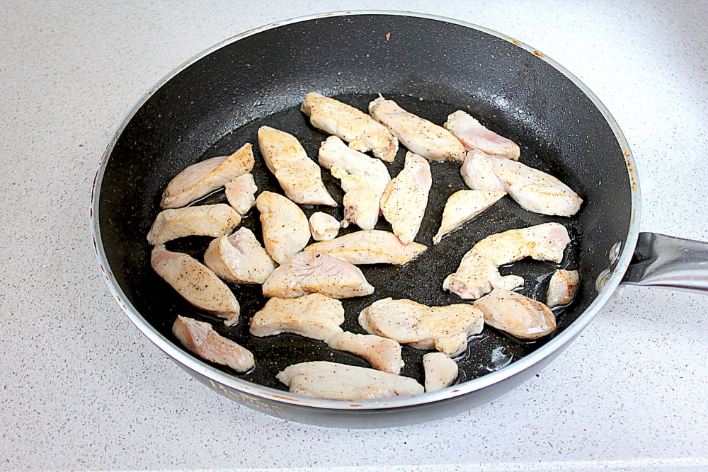 Жареная курица кусочками на сковороде