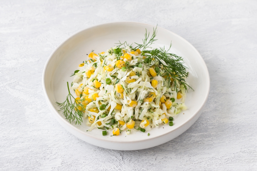 Праздничный салат с кукурузой яйцом и сыром
