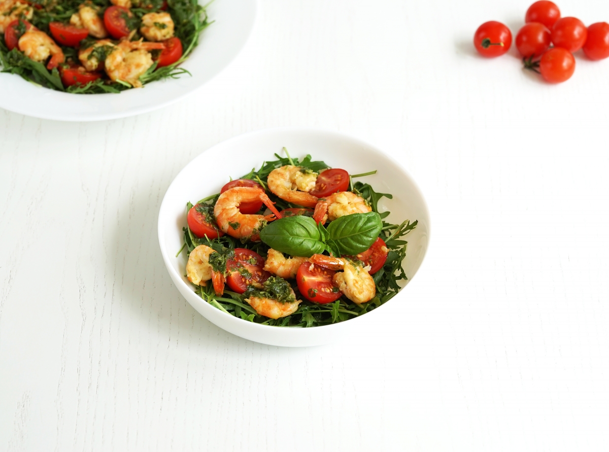 Салат с креветками и помидорами — рецепт с фото пошагово