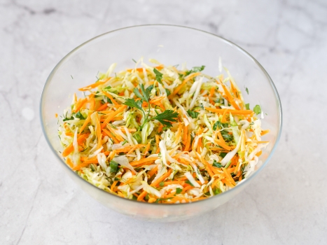 Простые салаты из капусты: 10 быстрых рецептов от «Едим Дома»