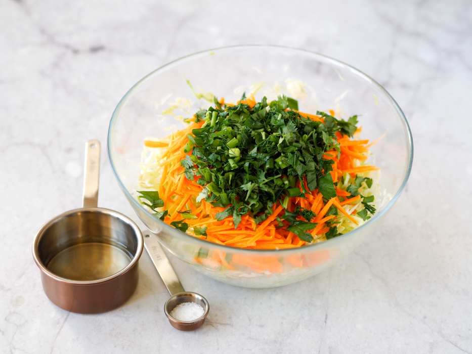 Как приготовить салат «Витаминный» из капусты, моркови и яблок