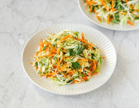 Салат из свежей капусты, свеклы, моркови и дайкона