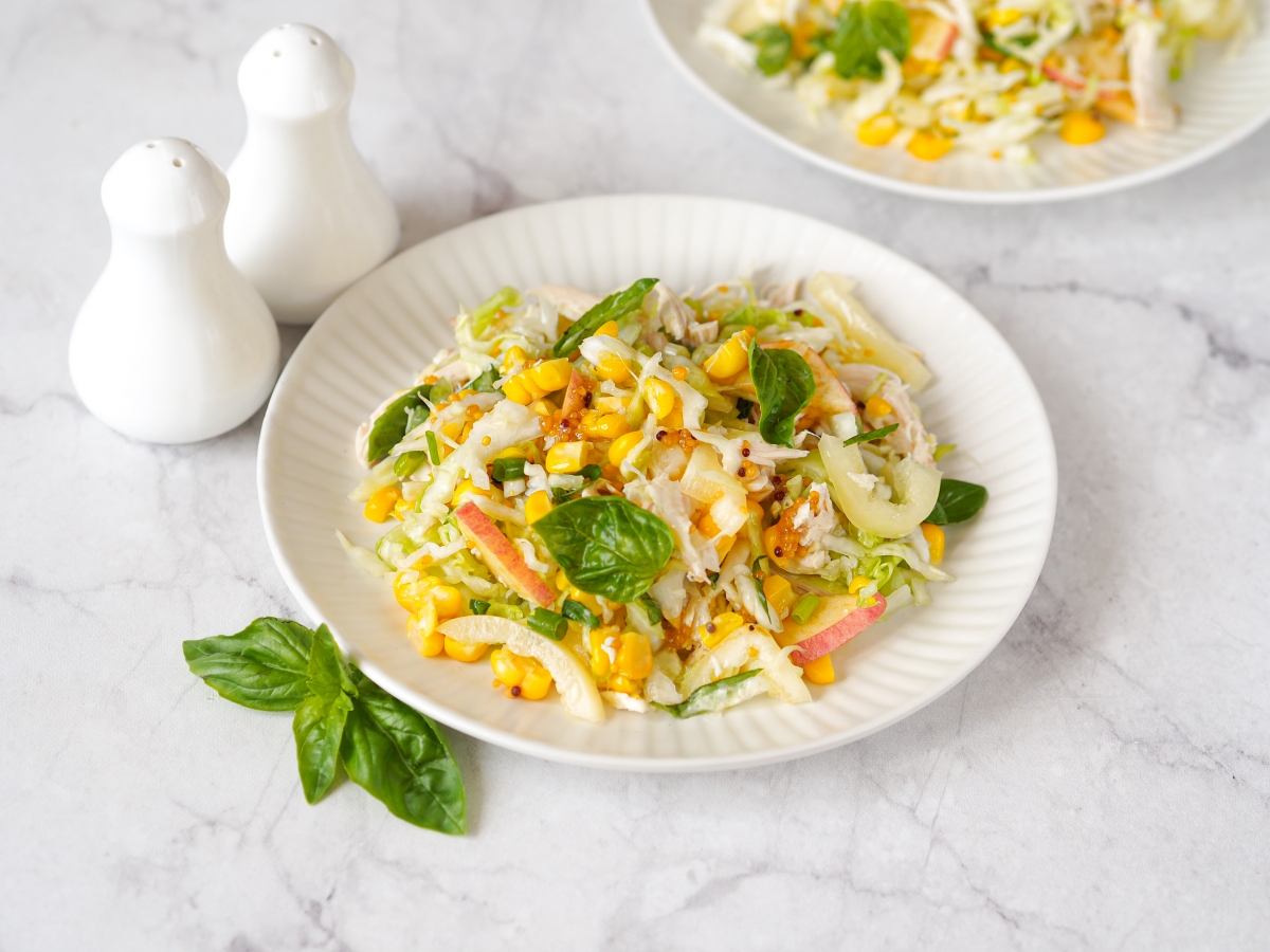 Салат из курицы, капусты, сыра, кукурузы – кулинарный рецепт