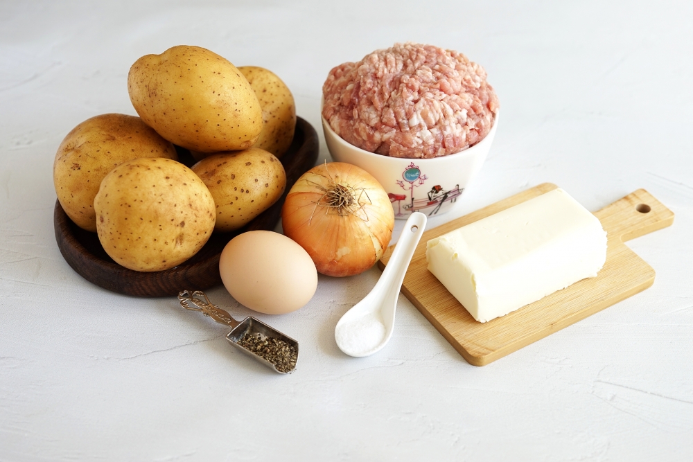 Картофельная запеканка с мясом, помидорами и сыром