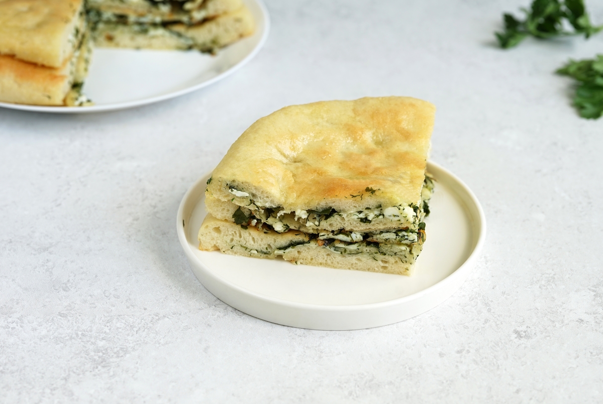 адыгейский пирог с сыром и зеленью рецепт на сковороде | Дзен