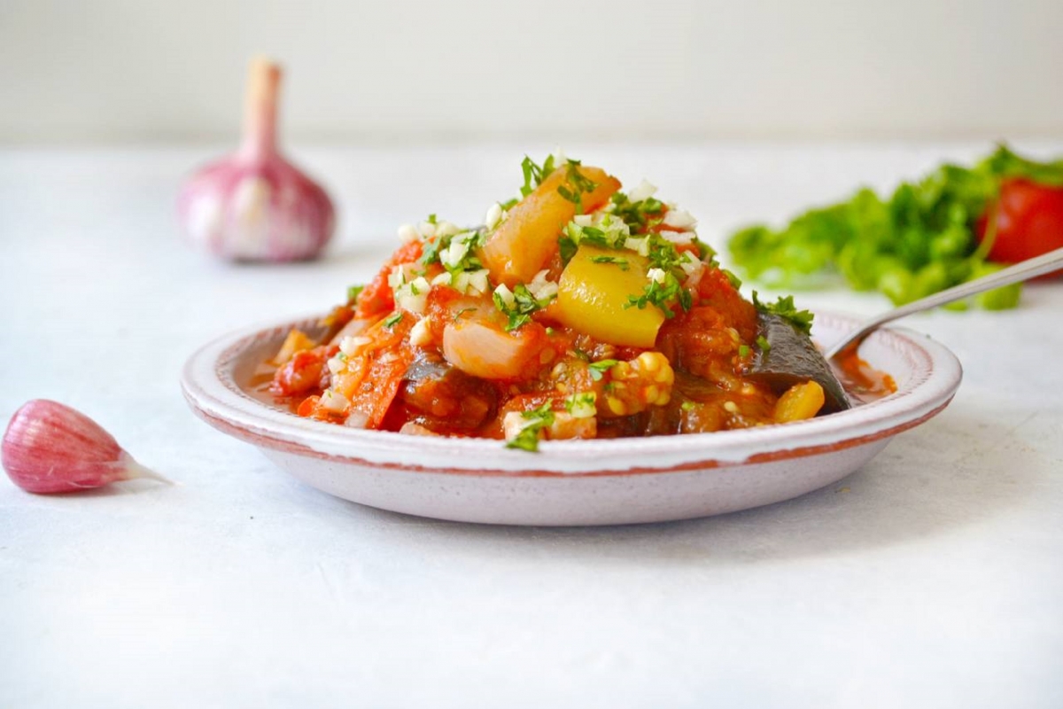 Тушеные баклажаны с помидорами и перцем — рецепт с фото пошагово